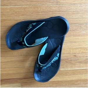 COLUMBIA Techsun H20 flip with Techlite foot bed Black-Like Strap. Size 6